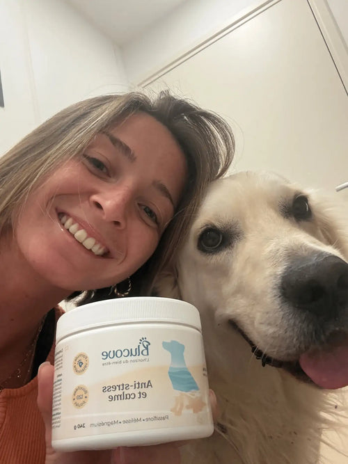 Femme en selfie avec son golden retriever, tenant un pot de complément anti-stress Blucove