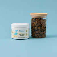Pot de complément anti-stress Blucove pour chien à côté d'un bocal de soft chews