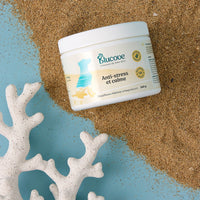 Pot de complément anti-stress et calme Blucove pour chien sur le sable, décor de plage
