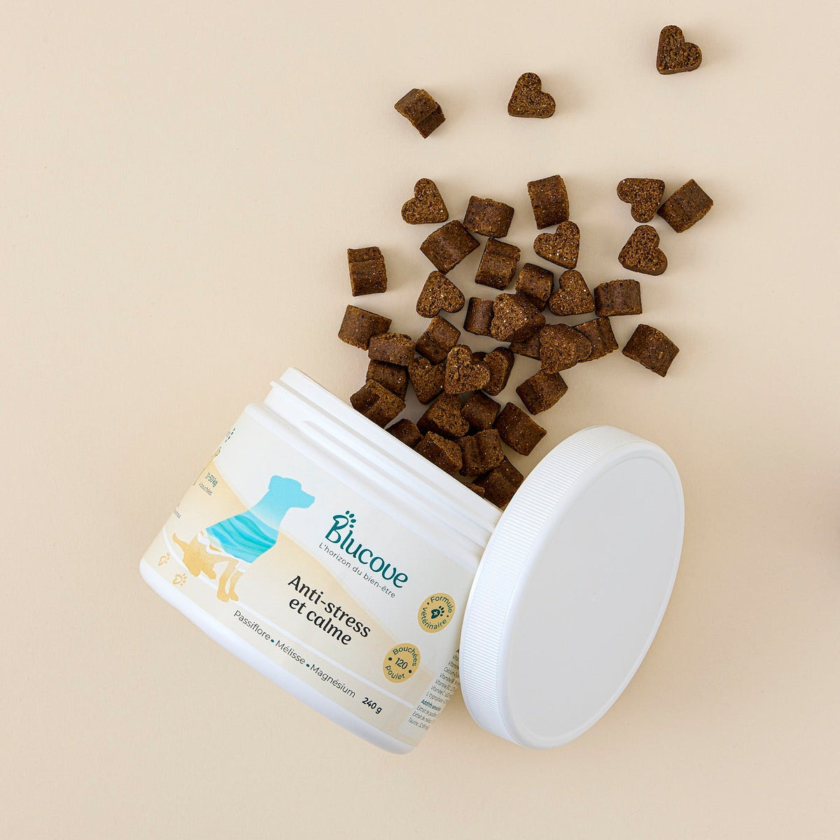 Pot de complément anti-stress Blucove renversé avec des soft chews pour chien