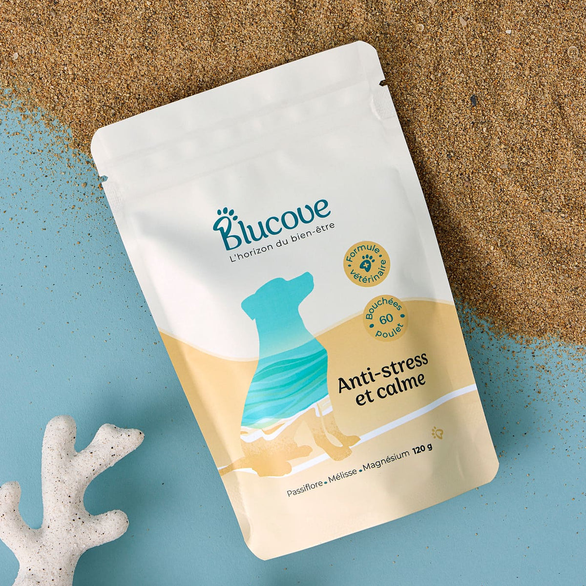 Sachet de complément anti-stress Blucove pour chien sur le sable, ambiance bord de mer